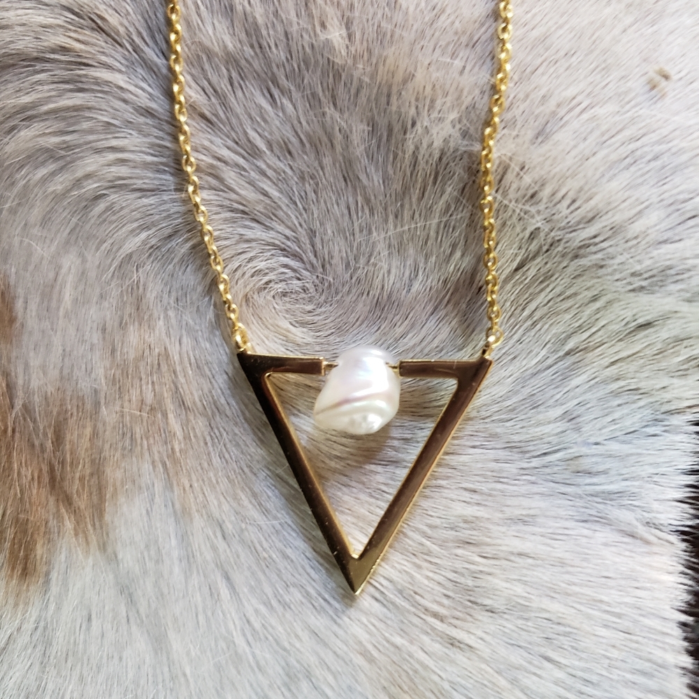 Pearl Triangle Necklace gold.